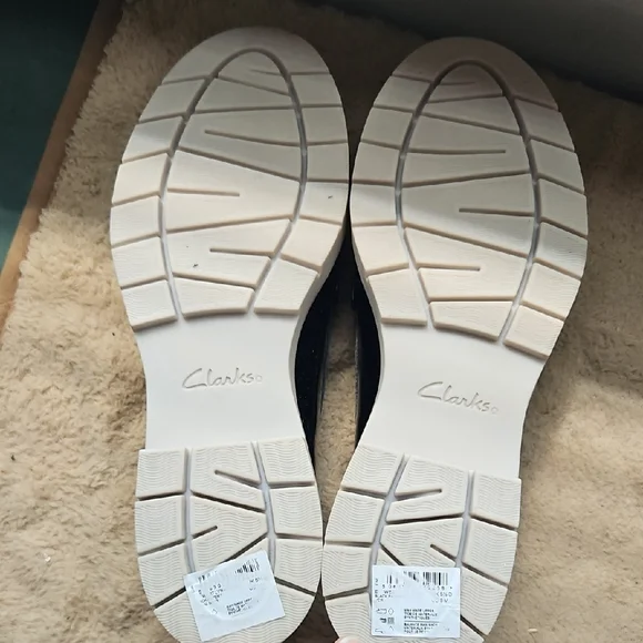 Clarks Black Patent Leather Loafers with Moccasin Design - Picture 3 of 5